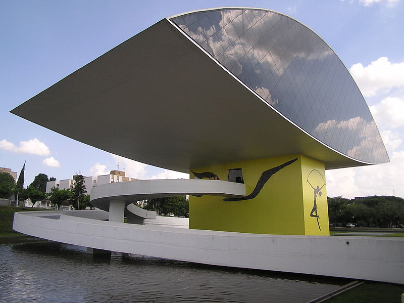 800px-Museu_Oscar_Niemeyer_7_Curitiba_Brasil